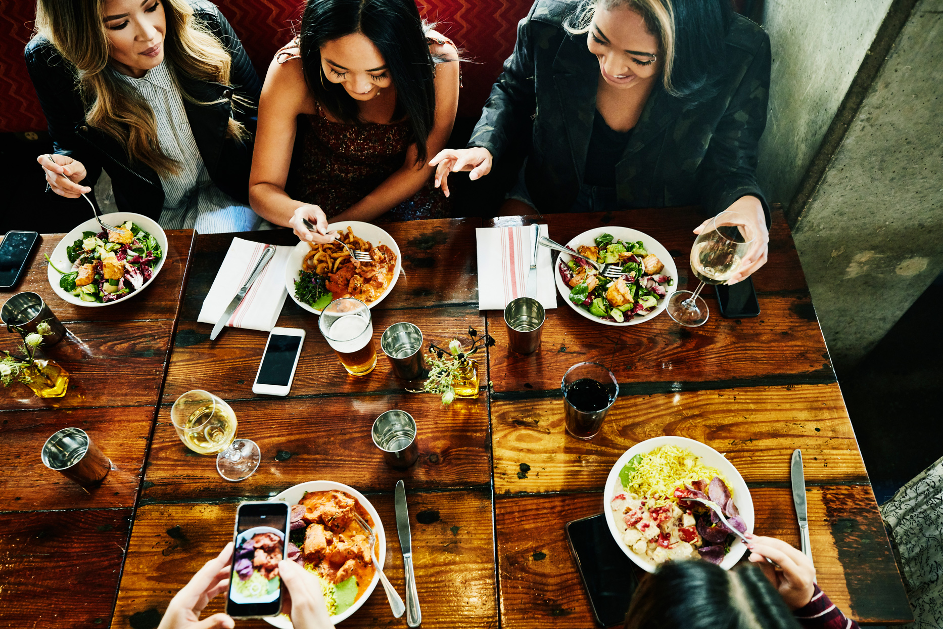 How have restaurant guests adapted to the new dine-out experience?